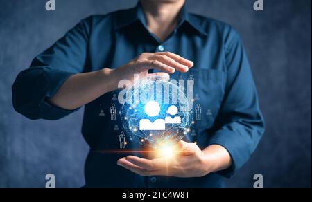 Konzept der Unternehmensführung. Geschäftsfrau hat einen Kreis der Netzwerkstruktur HR - Personalabteilung. Management und Rekrutierung. Soziales Netzwerk. Differen Stockfoto