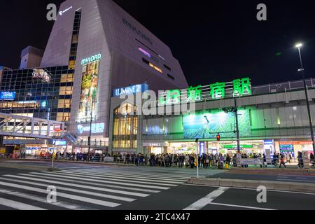 TOKIO, JAPAN - 02. März 2019: Nachtblick des JR-Bahnhofs shinjuku mit Menschenmenge und Verkehr in tokio, japan. Es ist das geschäftigste Verkehrsknotenpunkt der Welt Stockfoto