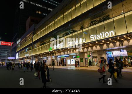 TOKIO, JAPAN - 02. März 2019: Nachtblick des JR-Bahnhofs shinjuku mit Menschenmenge und Verkehr in tokio, japan. Es ist das geschäftigste Verkehrsknotenpunkt der Welt Stockfoto