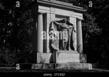 Lowell, Massachusetts – Ein Denkmal für Clara Bonney, das von der amerikanischen Skulptur Frank Edwin Elwell entworfen wurde, steht auf dem historischen Lowell Cemetery auf einem Fall Stockfoto