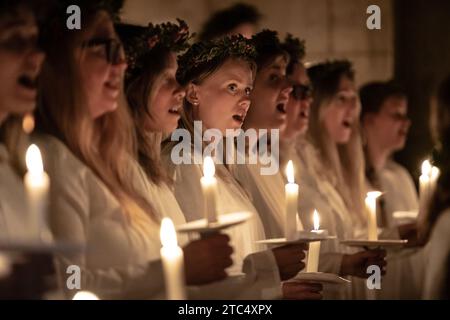 London, Großbritannien. Dezember 2023. Sankta Lucia feiert in der Kathedrale von Southwark. Das Weihnachtskonzert wird von der Schwedischen Kirche in London (Svenska kyrkan i London) mit dem London Nordic Choir gespielt und basiert auf dem Mut und dem Martyrium eines jungen sizilianischen Mädchens St. Lucy (Lucia von Syrakus 283–304). Guy Corbishley/Alamy Live News Stockfoto