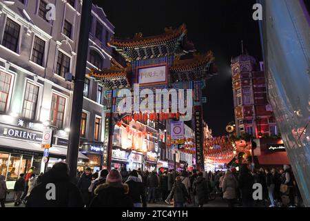 London, Großbritannien. Dezember 2023. Der Eintritt nach chinatown in London, England, Großbritannien am 2. Dezember 2023. (Foto: Efren Landaos/SIPA USA) Credit: SIPA USA/Alamy Live News Stockfoto