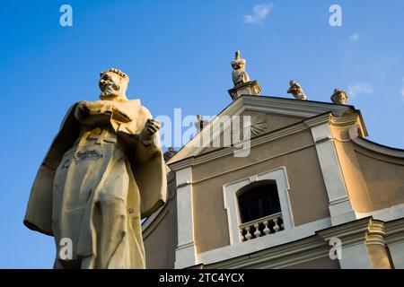 Kamianets-Podilskyi, Ukraine, 2006. Steinstatue eines katholischen heiligen vor der Dreifaltigkeitskirche des Trinitarischen Ordens. Stockfoto