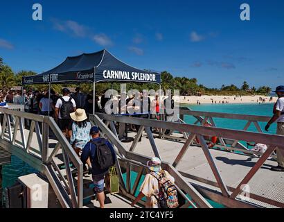 Südpazifik Kreuzfahrt / Kreuzfahrtpassagiere von der Carnival Plendor Ankunft am Mystery Island Jetty. Nach Abfahrt von Sydney Australien dies Stockfoto