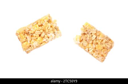 Stücke leckerer Müsliriegel isoliert auf weiß Stockfoto