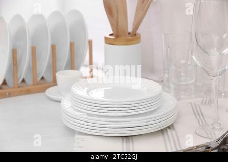 Sauberes Geschirr und Handtuch auf dem Tisch in der Küche Stockfoto