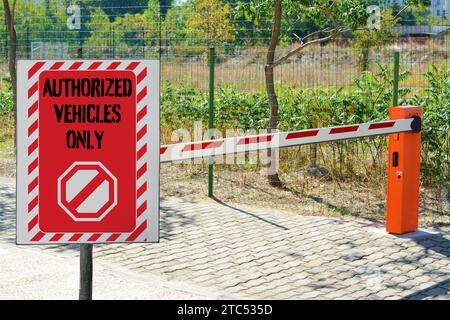 Schild mit Text autorisierte Fahrzeuge nur in der Nähe der Auslegersperre im Freien Stockfoto