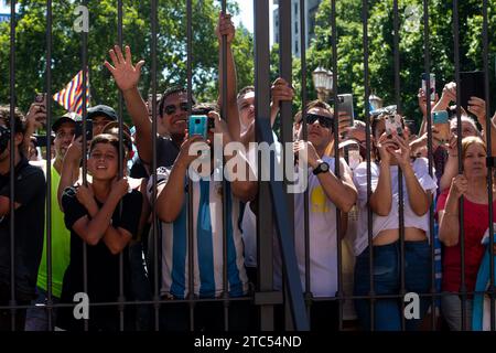 Buenos Aires, Argentinien. Dezember 2023. Die Menschen warten bei sehr hohen Temperaturen vor dem Regierungspalast auf den Gruß des neuen argentinischen Präsidenten Milei. Kredit: Florencia Martin/dpa/Alamy Live News Stockfoto