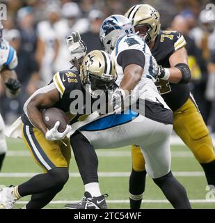 New Orleans, Usa. Dezember 2023. New Orleans Saints Running Back Alvin Kamara (41) schiebt am Sonntag, den 10. Dezember 2023, im Caesars Superdome in New Orleans an den Carolina Panthers-Defensive Tackle Shy Tuttle (99) vorbei. Foto: AJ Sisco/UPI. Quelle: UPI/Alamy Live News Stockfoto
