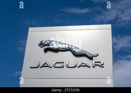 Jaguar Logoschild mit blauem Himmel im Hintergrund. Salt Lake City, Utah, USA - 15. Mai 2023. Stockfoto