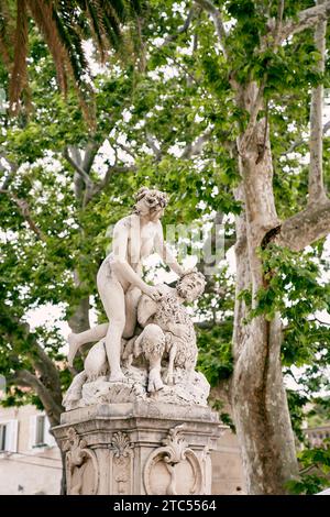 Skulptur eines Mädchens mit Satyr am Amerling-Brunnen. Dubrovnik, Kroatien Stockfoto