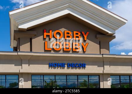 Vor der Lobby befindet sich ein Hobby-Laden. Salt Lake City, Utah, USA Stockfoto