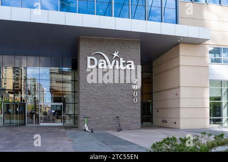 Denver, Colorado, USA – 17. Mai 2023: DaVita-Logo am Hauptsitz in Denver, Colorado, USA. Stockfoto