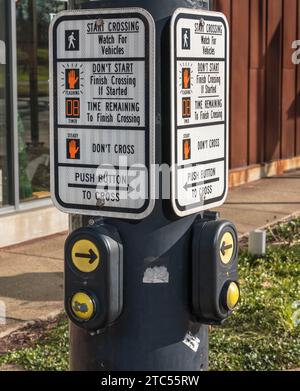 Fußgängerschild und Knöpfe an einem Pfosten an der Penn Avenue in Pittsburgh, Pennsylvania, USA Stockfoto