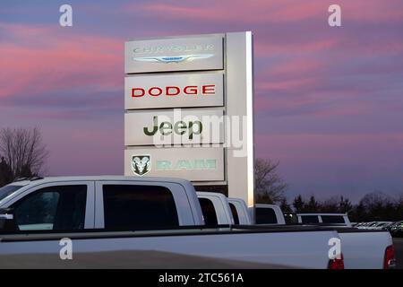 STILLWATER, MN, USA – 7. DEZEMBER 2023: Außenansicht des Händlerbetriebs von Dodge, Jeep, Chrysler bei Dämmerung und Markenlogo. Stockfoto