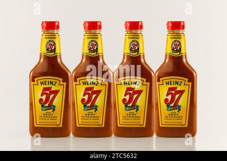 STILLWATER, MN, USA - 7. DEZEMBER 2023: Gruppierung von Heinz 57 Sauce und Markenlogo. Stockfoto