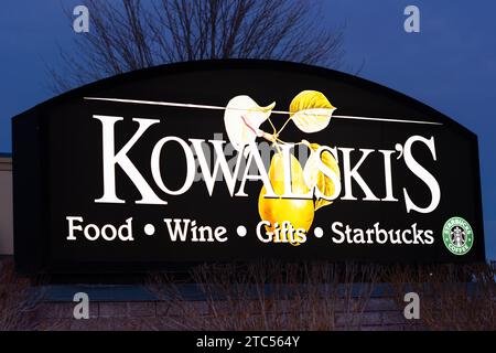 STILLWATER, MN, USA - 7. DEZEMBER 2023: Schild für den Lebensmittelmarkt von Kowalski bei Dämmerung und Markenlogo. Stockfoto