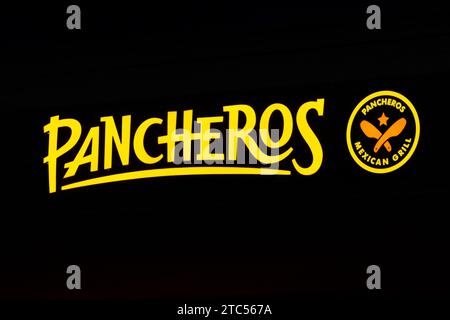 STILLWATER, MN, USA - 7. DEZEMBER 2023: Pancheros Mexican Grill Schild mit Außenbeleuchtung bei Nacht und Markenlogo. Stockfoto