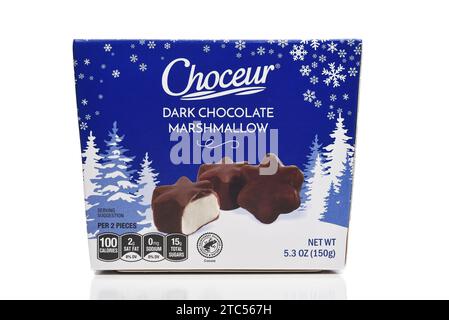 IRIVNE, KALIFORNIEN - 10. Dezember 2023: Eine Schachtel Choceur Dark Chocolate Marshmallows. Stockfoto
