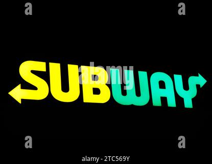 STILLWATER, MN, USA - 7. DEZEMBER 2023: U-Bahn-beleuchtetes Außenrestaurant-Schild bei Nacht und Markenlogo. Stockfoto