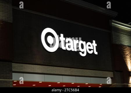 STILLWATER, MN, USA – 7. DEZEMBER 2023: Schild mit Beleuchtung bei Nacht und Markenlogo von Target im Einzelhandel. Stockfoto