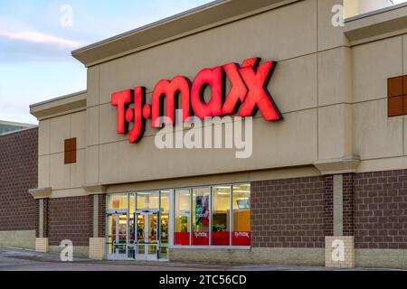 STILLWATER, MN, USA – 7. DEZEMBER 2023: Außenansicht des TJ Maxx Einzelhandelsgeschäfts und Markenlogo. Stockfoto