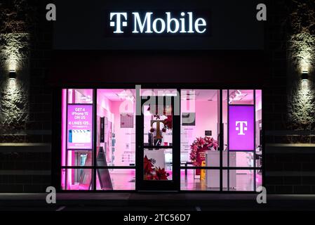 STILLWATER, MN, USA – 7. DEZEMBER 2023: Außenansicht des T-Mobile Einzelhandels und Markenlogo. Stockfoto