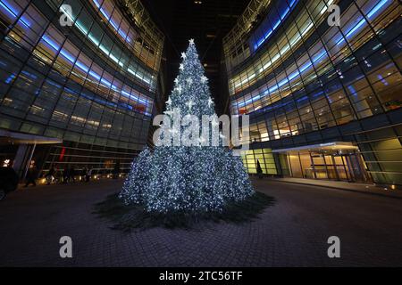 Der Weihnachtsbaum vor dem Bloomberg Tower am Beacon Court in New York, New York am Samstag, 9. Dezember 2023. (Foto: Gordon Donovan) Stockfoto