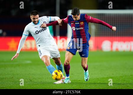 Barcelona, Spanien. Dezember 2023. Robert Lewandowski (FC Barcelona) duelliert am 10. Dezember 2023 im Lluis Companys Stadion in Barcelona gegen David Lopez (Girona FC). Foto: Siu Wu. Quelle: dpa/Alamy Live News Stockfoto