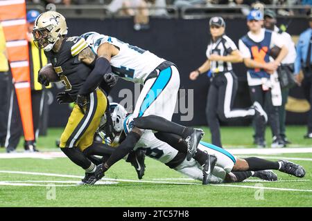 New Orleans, Louisiana, USA. Dezember 2023. (Links nach rechts, oben nach unten) Lynn Bowden Jr. der New Orleans Saints spielt den Ball, während er am 10. Dezember 2023 von den Carolina Panthers Sicherheit Vonn Bell und Carolina Panthers Cornerback Jaycee Horn in einem NFL-Spiel der regulären Saison in New Orleans, Louisiana, USA, niedergeschlagen wurde. Die Saints besiegten die Panthers 28-6. (Kreditbild: © Dan Anderson/ZUMA Press Wire) NUR REDAKTIONELLE VERWENDUNG! Nicht für kommerzielle ZWECKE! Quelle: ZUMA Press, Inc./Alamy Live News Stockfoto