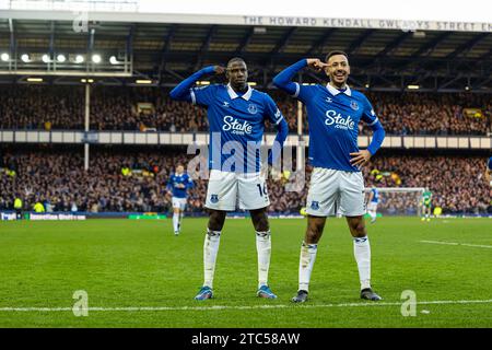 Liverpool. Dezember 2023. Evertons Abdoulaye Doucoure (L) feiert mit seinem Teamkollegen Dwight McNeil, nachdem er am 10. Dezember 2023 beim englischen Premier League-Spiel zwischen Everton und Chelsea in Liverpool einen Treffer erzielt hatte. Quelle: Xinhua/Alamy Live News Stockfoto