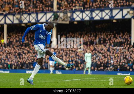 Liverpool. Dezember 2023. Evertons Abdoulaye Doucoure schießt beim Spiel der englischen Premier League zwischen Everton und Chelsea am 10. Dezember 2023 in Liverpool, Großbritannien. Quelle: Xinhua/Alamy Live News Stockfoto