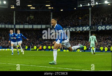 Liverpool. Dezember 2023. Evertons Lewis Dobbin (Front) feiert, nachdem er am 10. Dezember 2023 im englischen Premier League-Spiel zwischen Everton und Chelsea in Liverpool einen Treffer erzielte. Quelle: Xinhua/Alamy Live News Stockfoto