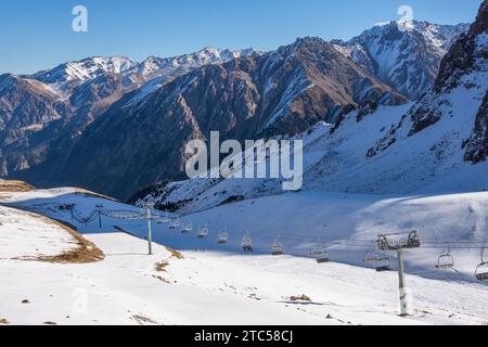 Skigebiet mit einer offenen Seilbahn mit Blick auf die schneebedeckten Täler und den Berg cirque Stockfoto