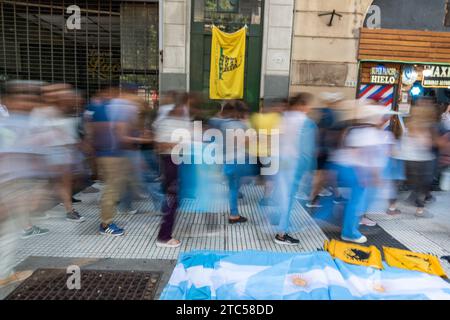 Buenos Aires, Argentinien. Februar 2014. 10. Dezember 2023 - Buenos Aires, Argentinien - Milei-Anhänger kommen vor einer libertarischen Flagge vorbei. Javier Milei wurde vor der Legislativversammlung im Nationalkongress vereidigt und übernahm die Präsidentschaft. Nachdem er den Eid abgelegt hatte, sprach er über die Schritte des Parlaments und fuhr dann in einem offenen Auto nach Casa Rosada. Nachdem er die ausländischen Delegationen empfangen hatte, ging er auf den historischen Balkon des Regierungshauses, wo er sich an seine Anhänger wandte. Quelle: ZUMA Press, Inc./Alamy Live News Stockfoto