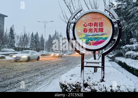 QINGZHOU, CHINA - 10. DEZEMBER 2023 - Menschen spazieren im Schnee in Qingzhou, ostchinesischer Provinz Shandong, 11. Dezember 2023. Stockfoto