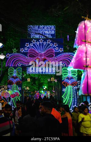 Blick auf die Dekoration der Park Street während Weihnachten und Neujahr. Kalkutta, Westbengalen, Indien am 28. Dezember 2022 Stockfoto