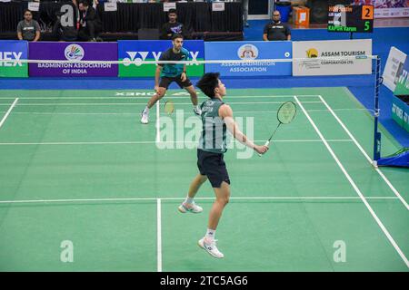 Guwahati, Indien. Dezember 2023. Justin Hoh aus Malaysia spielt gegen Varun Kapur aus Indien am zweiten Tag des Yonex-Sunrise Guwahati Masters Super 100-Badmintonturniers für Männer. Die Guwahati Masters 2023 ist ein BWF Super 100 Turnier, das vom 5. Bis 10. Dezember 2023 ausgetragen wird. Sie ist mit einem Preisgeld von insgesamt 100 000 US-Dollar ausgestattet. Justin Hoh gewann 2-1 Credit: SOPA Images Limited/Alamy Live News Stockfoto