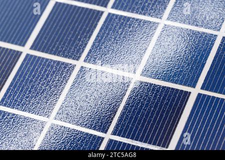 Die Oberfläche eines Sonnenkollektors mit charakteristischer Struktur, mit einer Blendung von Licht. Makrofotografie Stockfoto