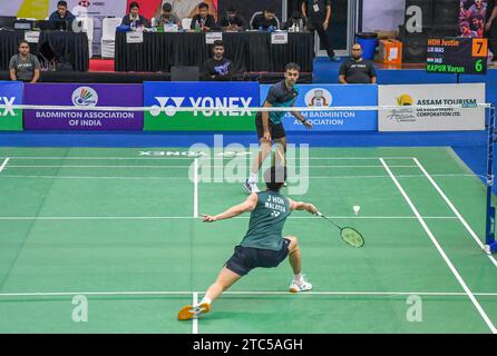 Guwahati, Indien. Dezember 2023. Justin Hoh aus Malaysia spielt gegen Varun Kapur aus Indien am zweiten Tag des Yonex-Sunrise Guwahati Masters Super 100-Badmintonturniers für Männer. Die Guwahati Masters 2023 ist ein BWF Super 100 Turnier, das vom 5. Bis 10. Dezember 2023 ausgetragen wird. Sie ist mit einem Preisgeld von insgesamt 100 000 US-Dollar ausgestattet. Justin Hoh gewann 2-1 Credit: SOPA Images Limited/Alamy Live News Stockfoto