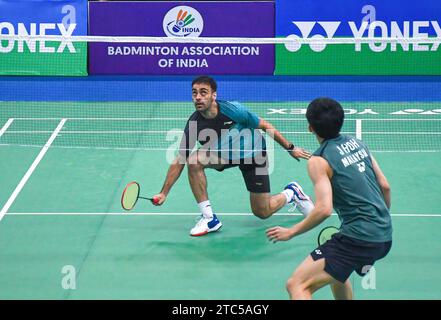 Guwahati, Indien. Dezember 2023. Varun Kapur aus Indien spielt gegen Justin Hoh aus Malaysia am zweiten Tag des Yonex-Sunrise Guwahati Masters Super 100-Badmintonturniers für Männer. Die Guwahati Masters 2023 ist ein BWF Super 100 Turnier, das vom 5. Bis 10. Dezember 2023 ausgetragen wird. Sie ist mit einem Preisgeld von insgesamt 100 000 US-Dollar ausgestattet. Justin Hoh gewann 2-1 Credit: SOPA Images Limited/Alamy Live News Stockfoto