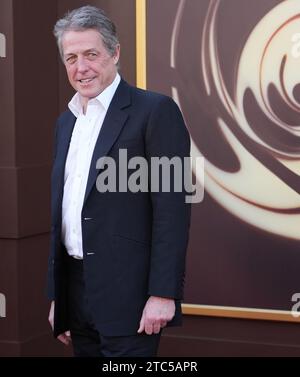 Los Angeles, USA. Dezember 2023. Hugh Grant kommt bei Warner Bros. An WONKA Los Angeles Premiere von Pictures im Regency Village Theatre in Westwood, KALIFORNIEN, am Sonntag, 10. Dezember 2023. (Foto: Sthanlee B. Mirador/SIPA USA) Credit: SIPA USA/Alamy Live News Stockfoto