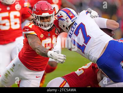 Kansas City, Usa. Dezember 2023. Der Linebacker Nick Bolton (32) und der Defensive End Mike Danna (51) der Kansas City Chiefs bringen am Sonntag, den 10. Dezember 2023, den Quarterback Josh Allen (17) von Buffalo Bills gegen die Buffalo Bills im Arrowhead Stadium in Kansas City, Missouri, zum Ziel. Foto: Jon Robichaud/UPI Credit: UPI/Alamy Live News Stockfoto