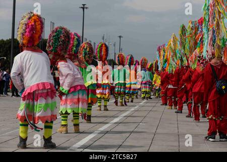 Mexiko-Stadt, Mexiko-Stadt, Mexiko. Dezember 2023. Mitglieder der San Miguel tanzen aus dem Staat Puebla, tanzen in der Basilika von Guadalupe als Teil ihrer Pilgerreise und zur Feier der Jungfrau von Guadalupe am 12. Dezember. (Kreditbild: © Luis E Salgado/ZUMA Press Wire) NUR REDAKTIONELLE VERWENDUNG! Nicht für kommerzielle ZWECKE! Quelle: ZUMA Press, Inc./Alamy Live News Stockfoto