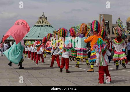 Mexiko-Stadt, Mexiko-Stadt, Mexiko. Dezember 2023. Mitglieder der San Miguel tanzen aus dem Staat Puebla, tanzen in der Basilika von Guadalupe als Teil ihrer Pilgerreise und zur Feier der Jungfrau von Guadalupe am 12. Dezember. (Kreditbild: © Luis E Salgado/ZUMA Press Wire) NUR REDAKTIONELLE VERWENDUNG! Nicht für kommerzielle ZWECKE! Quelle: ZUMA Press, Inc./Alamy Live News Stockfoto