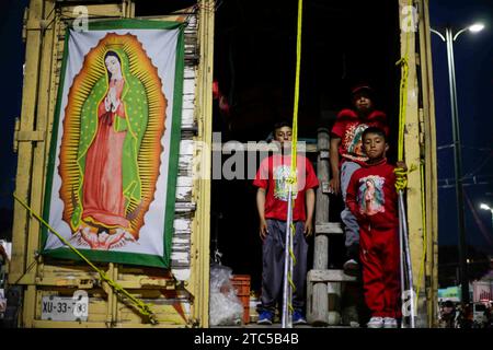 Mexiko-Stadt, Mexiko-Stadt, Mexiko. Dezember 2023. Kinder aus El Conejo, Veracruz, Gläubige der katholischen Religion während ihrer Ankunft in der Basilika von Guadalupe als Teil ihrer Pilgerreise zu den Feierlichkeiten der Jungfrau von Guadalupe am 12. Dezember. (Kreditbild: © Luis E Salgado/ZUMA Press Wire) NUR REDAKTIONELLE VERWENDUNG! Nicht für kommerzielle ZWECKE! Quelle: ZUMA Press, Inc./Alamy Live News Stockfoto