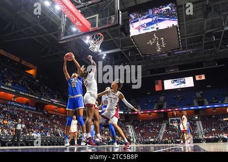 Uncasville, CT, USA. Dezember 2023. Lauren Betts (51), das Zentrum von UCLA Bruins, springt den Ball während eines NCAA-Basketballspiels für Frauen in der Invesco QQQQ Basketball Hall of Fame Women's Showcase zwischen den Florida State Seminoles und den UCLA Bruins in der Mohegan Sun Arena in Uncasville, CT. Erica Denhoff/CSM (Bild: © Erica Denhoff/Cal Sport Media). Quelle: csm/Alamy Live News Stockfoto