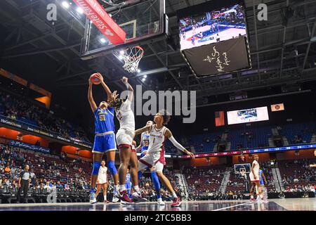 Uncasville, CT, USA. Dezember 2023. Lauren Betts (51), das Zentrum von UCLA Bruins, springt den Ball während eines NCAA-Basketballspiels für Frauen in der Invesco QQQQ Basketball Hall of Fame Women's Showcase zwischen den Florida State Seminoles und den UCLA Bruins in der Mohegan Sun Arena in Uncasville, CT. Erica Denhoff/CSM/Alamy Live News Stockfoto