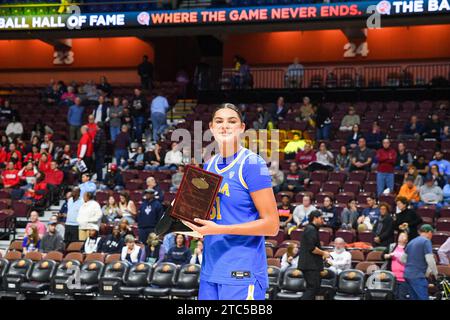 Uncasville, CT, USA. Dezember 2023. Lauren Betts (51) posiert für ein Foto mit dem Most Valuable Player Award für das NCAA Frauen Basketballspiel in der Invesco QQQ Basketball Hall of Fame Women's Showcase zwischen den Florida State Seminoles und den UCLA Bruins in der Mohegan Sun Arena in Uncasville, CT. Erica Denhoff/CSM/Alamy Live News Stockfoto