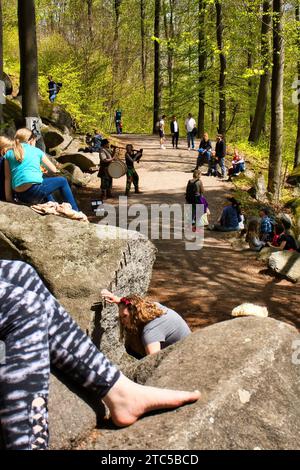 Lautertal - 24. April 2021: Menschen spielen Instrumente an einem Frühlingstag im Felsenmeer. Stockfoto